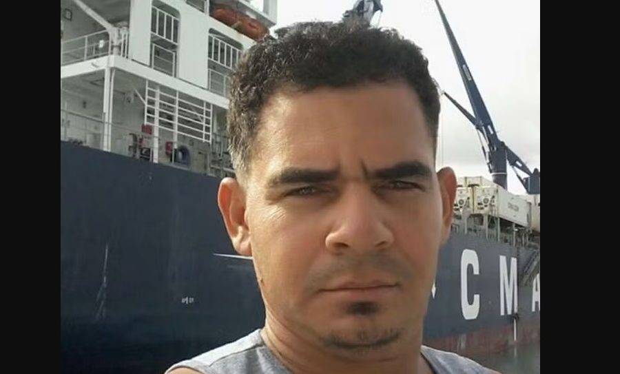 Edriano Gomes de Miranda era o comandante do navio Concórdia, que afundou a cerca de 15 quilômetros do litoral de Pernambuco — Foto: Acervo pessoal