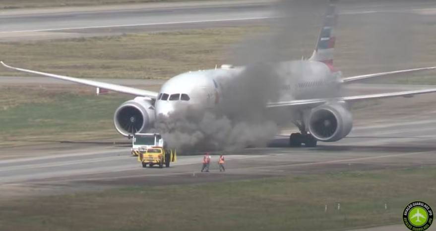 Veículo de reboque pega fogo no Aeroporto Internacional de SP, em Guarulhos — Foto: Divulgação/Aviação Guarulhos JPD