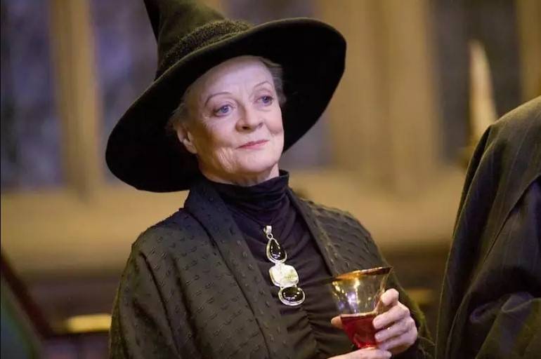 Maggie Smith como a professora Minerva McGonagall em Harry Potter. A atriz morreu, nesta segunda, 27, aos 89 anos. Foto: Warner Bros./Divulgação