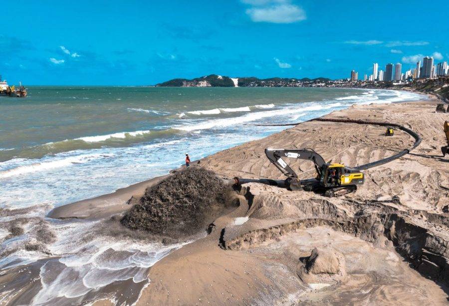 Imagem aérea mostra avanço da obra da engorda da praia de Ponta Negra - Foto: Abraão Júnior / Prefeitura do Natal