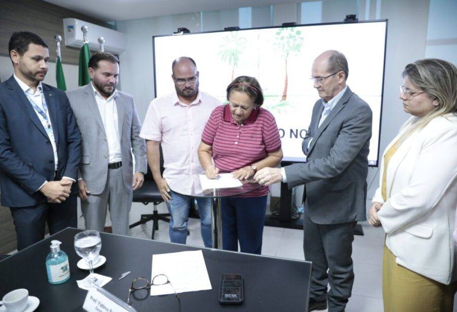 A governadora do Rio Grande do Norte, Fátima Bezerra, assinou nesta terça-feira (24) a ordem de serviço para as obras de requalificação das praças Dom Vital, André de Albuquerque e Augusto Severo, todas localizadas no Centro Histórico de Natal.