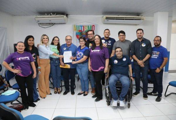 Candidatos Paulinho Freire e Joanna Guerra durante encontro com representantes de entidades de pessoas com deficiência - Foto: Reprodução