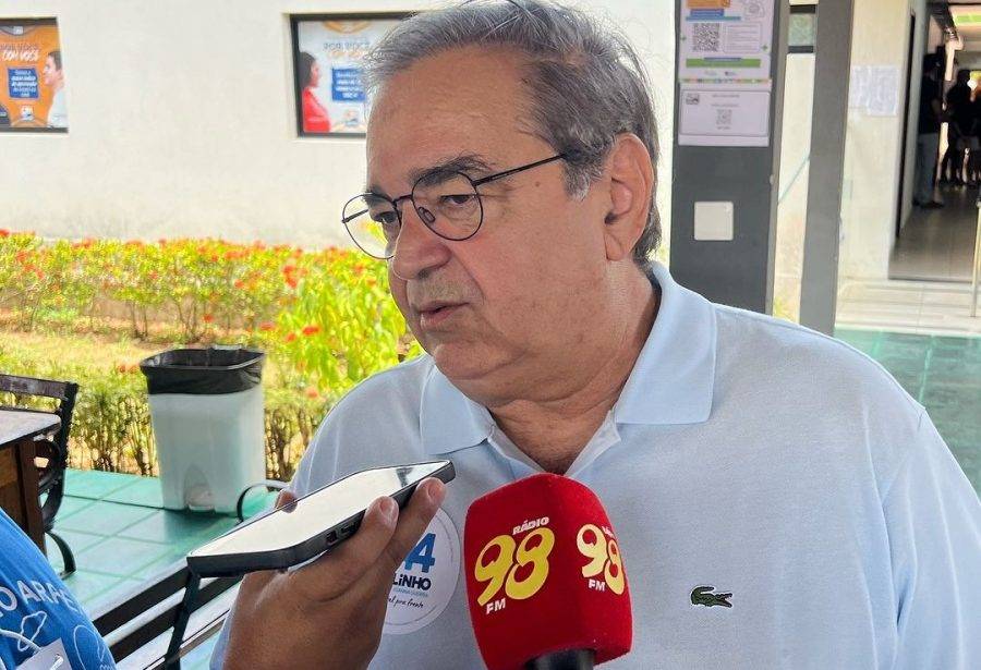 Prefeito de Natal, Álvaro Dias, durante entrevista coletiva ao chegar para votar no segundo turno das eleições de 2024 - Foto: Reprodução