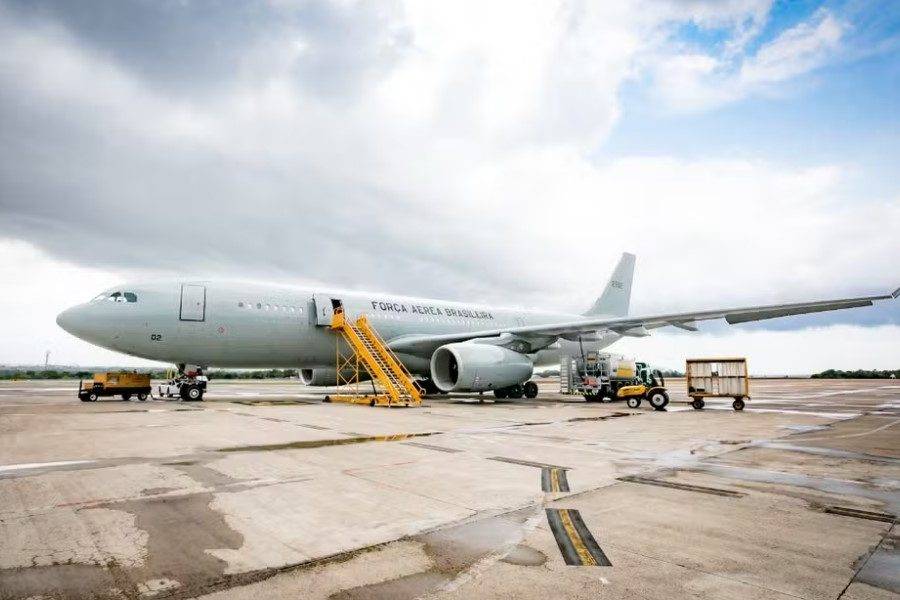 Aeronave KC-30 deve ser utilizada na repatriação de brasileiros no Libano — Foto: SO Johnson/Força Aérea Brasileira