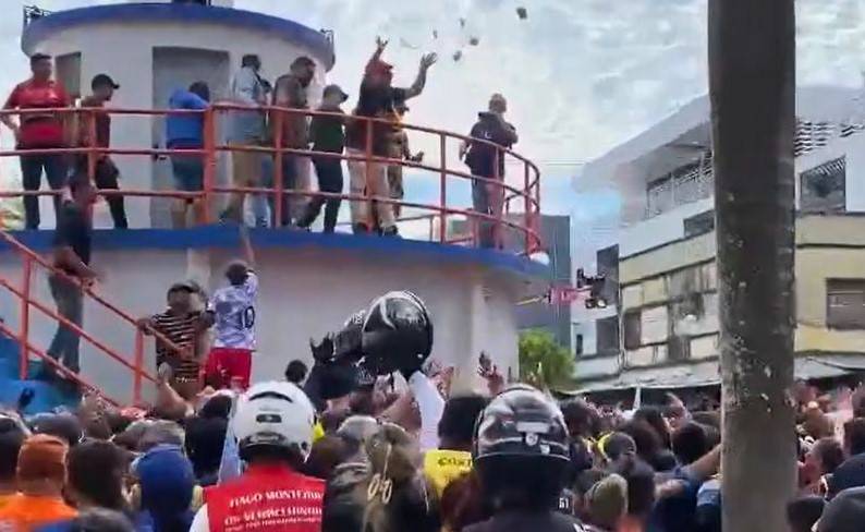 Imagens mostram candidato jogando cédulas de dinheiro do alto de monumento em praça na cidade de Coari, Amazonas.