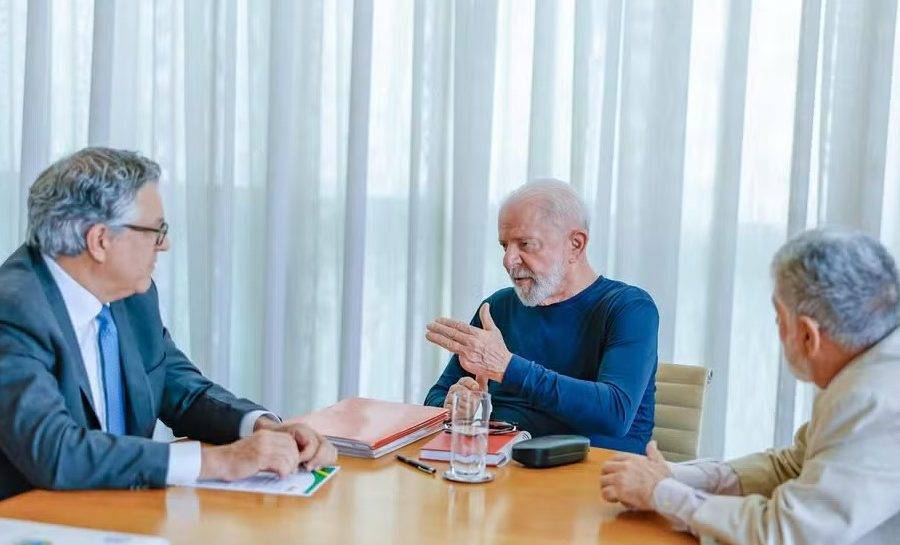 O presidente Lula recebeu o ministro Alexandre Padilha e o assessor Celso Amorim no Palácio da Alvorada nesta segunda-feira (21) — Foto: Ricardo Stuckert/Presidência da República