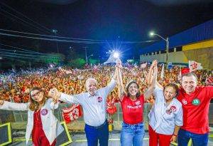 Presidente Lula, primeira-dama Janja da Silva, governadora Fátima Bezerra, candidata Natália Bonavides e vice Milklei Leite em comício na Zona Norte de Natal - Foto: Ricardo Stuckert