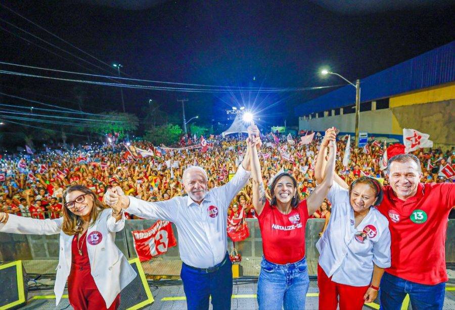 Presidente Lula, primeira-dama Janja da Silva, governadora Fátima Bezerra, candidata Natália Bonavides e vice Milklei Leite em comício na Zona Norte de Natal - Foto: Ricardo Stuckert