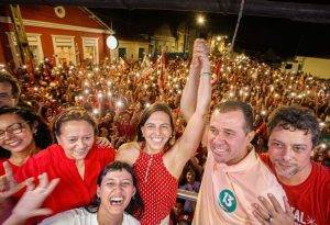 Candidata Natália Bonavides celebra resultado no 1º turno em ato ao lado do vice Milklei Leite e apoiadores - Foto: Luisa Medeiros