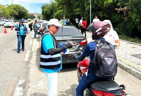 Agentes do Detran orientam motoristas em ação de fiscalização na Avenida Engenheiro Roberto Freire - Foto: Detran-RN / Reprodução