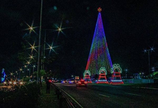 Decoração começa a ser instala em pontos da cidade. Foto: Roberto Galhardo/ Semsur