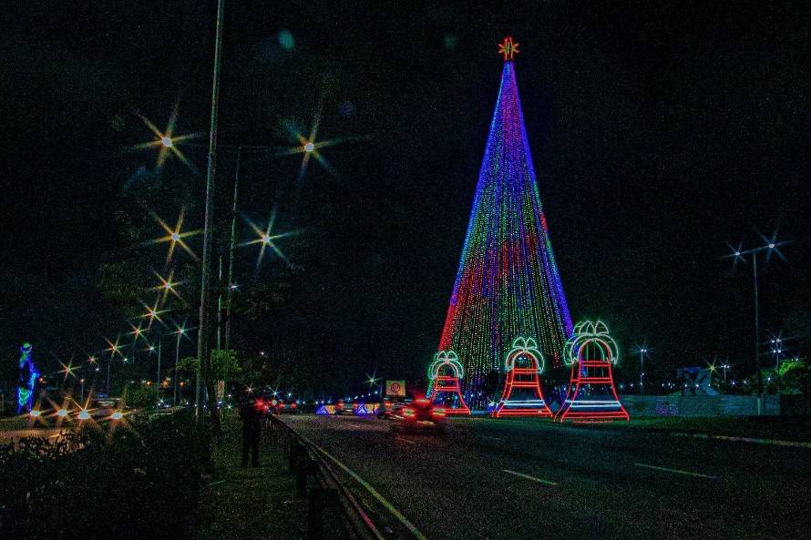 Decoração começa a ser instala em pontos da cidade. Foto: Roberto Galhardo/ Semsur