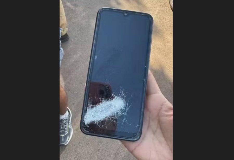 Celular da vítima após ser alvo de disparo de arma de fogo — Foto: Reprodução