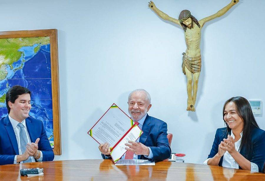 Presidente Lula com ministro do Esporte, André Fufuca, e senadora Eliziane Gama, em cerimônia no Palácio do Planalto - Foto: Ricardo Stuckert / PR