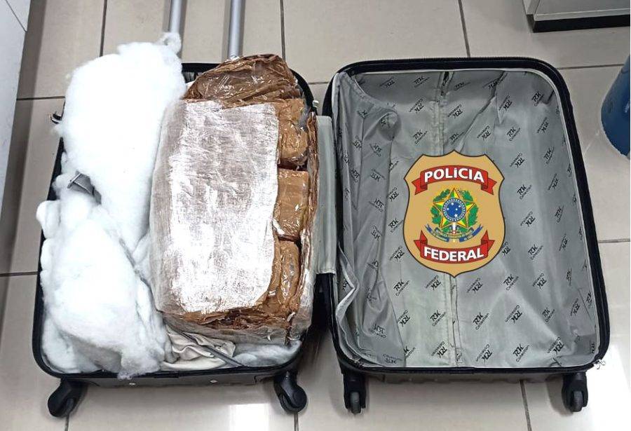 Policiais encontraram maconha dentro de mala - Foto: PF / Reprodução