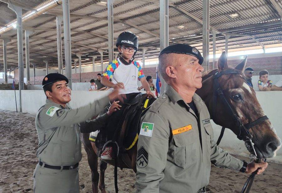 A apresentação incluiu uma breve sessão de equoterapia com um dos praticantes, destacando os benefícios da interação com os animais para o desenvolvimento físico e emocional dos pacientes. Foto: Divulgação/ PMRN