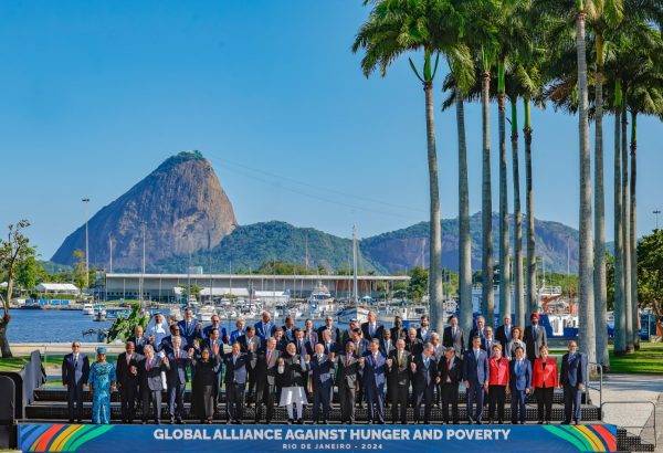 Por volta das 15h40, os 40 líderes convidados para a cúpula foram até os jardins do MAM e, com o Pão de Açúcar ao fundo, posaram para o registro oficial. Foto: Ricardo Stuckert