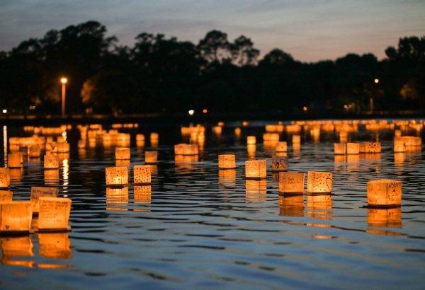 Tooro Nagashi é uma tradição japonesa realizada durante o festival Obon, como forma de homenagem aos antepassados. Foto: Divulgação