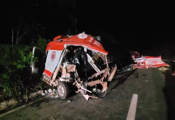 Batida entre caminhão e ambulância deixa mortos no Paraná — Foto: Corpo de Bombeiros