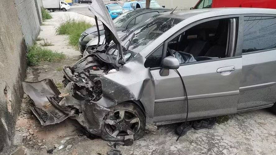 Carro foi jogado ladeira abaixo no Rio de Janeiro - Foto: Reprodução