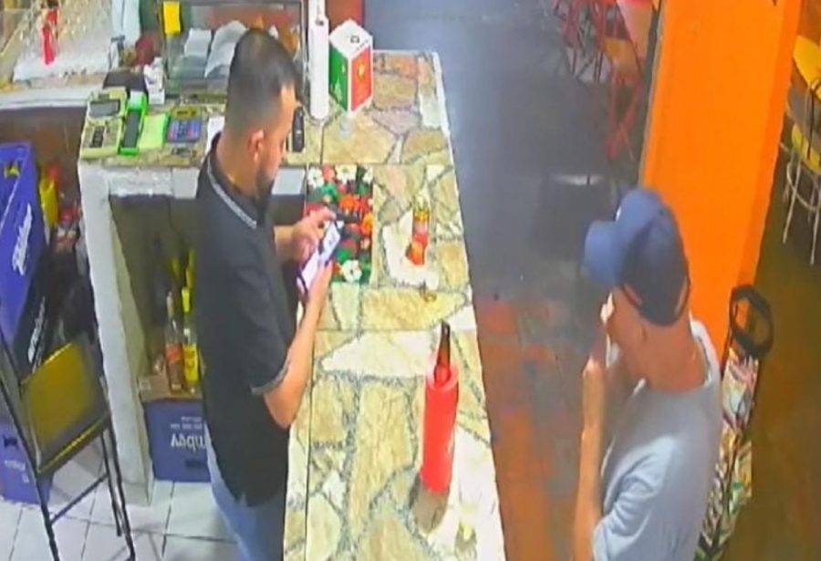 Coxinha “explode” e cliente de lanchonete sofre queimaduras em Curitiba - Foto: Reprodução