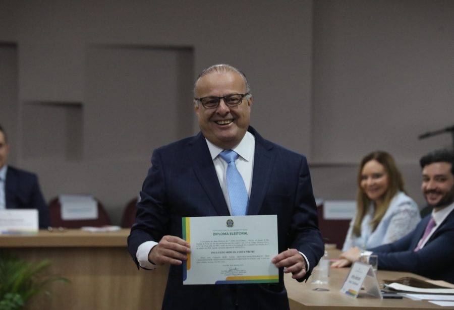 Prefeito eleito Paulinho Freire (União Brasil) exibe diplomação durante solenidade no TRE-RN - Foto: Demis Roussos / Assessoria