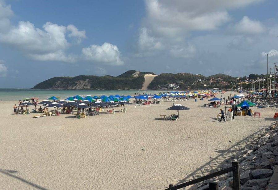 Barracas instaladas na Praia de Ponta Negra, na Zona Sul de Natal, após a obra da engorda - Foto: Tiago Rebolo / 98 FM