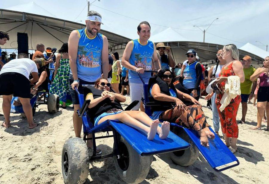 Deputado Kleber Rodrigues e vereador Petras auxiliam pessoas com deficiência em banho de mar em Tibau - Foto: Reprodução