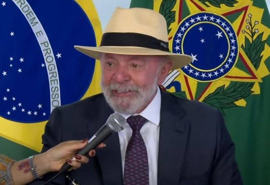 Presidente Lula durante cerimônia de sanção da lei que proíbe celular na sala de aula - Foto: TV Brasil / Reprodução