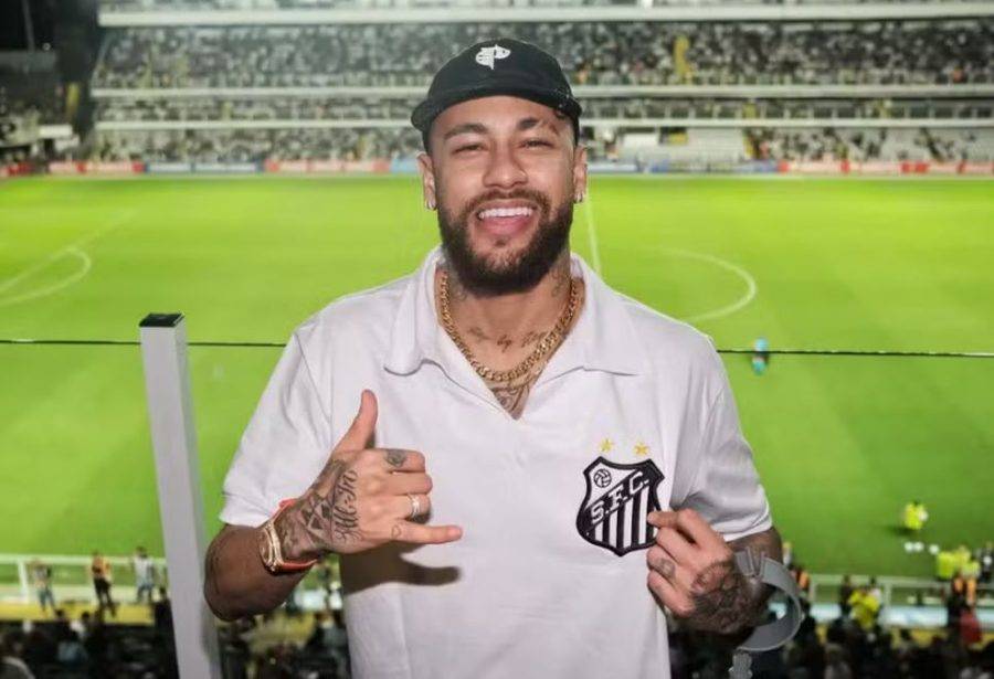 Craque Neymar acompanhando jogo do Santos na Vila Belmiro - Foto: Santos / Reprodução