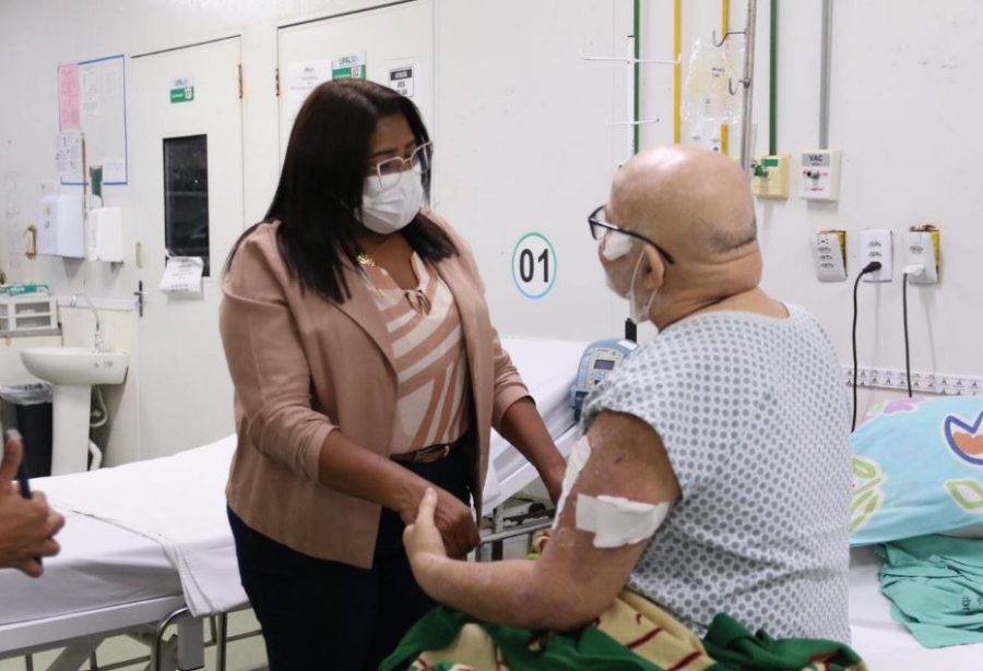 Prefeita de Parnamirim, Nilda, conversou com pacientes na UPA de Nova Esperança - Foto: Ascom PMP / Reprodução