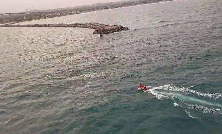 Banhista foi resgatado no mar pelo Corpo de Bombeiros - Foto: Reprodução