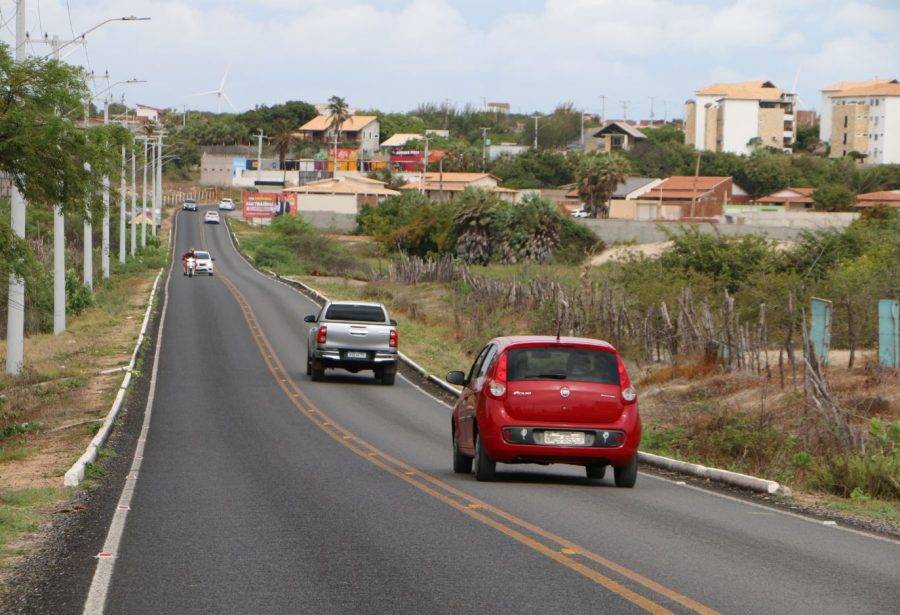 Rodovia que liga Tibau e Grossos, na região da Costa Branca potiguar - Foto: Carlos Costa / Governo do RN