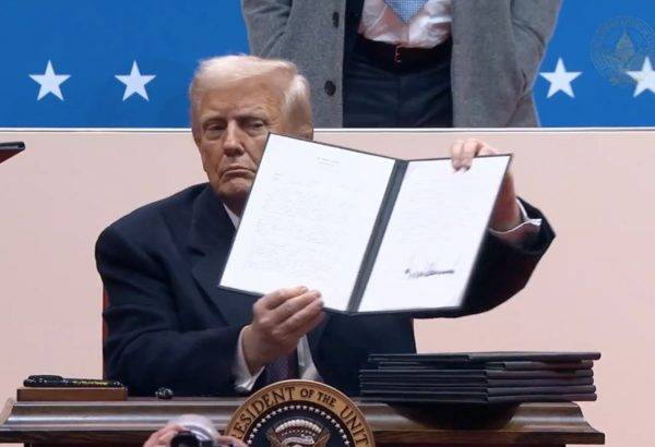 Presidente dos Estados Unidos, Donald Trump, durante assinatura de decretos nesta terça-feira (21) - Foto: Reprodução