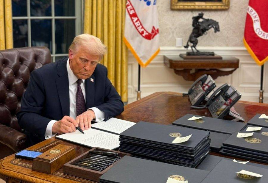 Presidente dos EUA, Donald Trump, assina decretos na Casa Branca - Foto: X / Reprodução