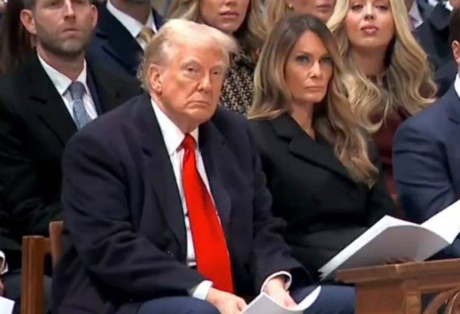 Presidente dos EUA, Donald Trump, ouvindo sermão em igreja ao lado de sua mulher Melania Trump - Foto: Reprodução