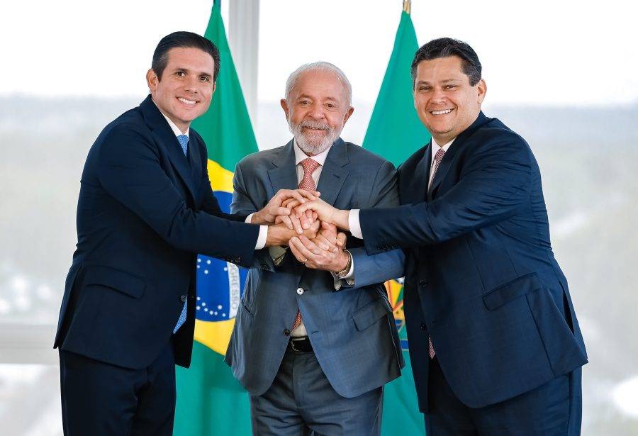 Presidente Lula ao lado dos recém-eleitos presidentes Hugo Motta (Câmara) e Davi Alcolumbre (Senado) - Foto: Ricardo Stuckert / PR