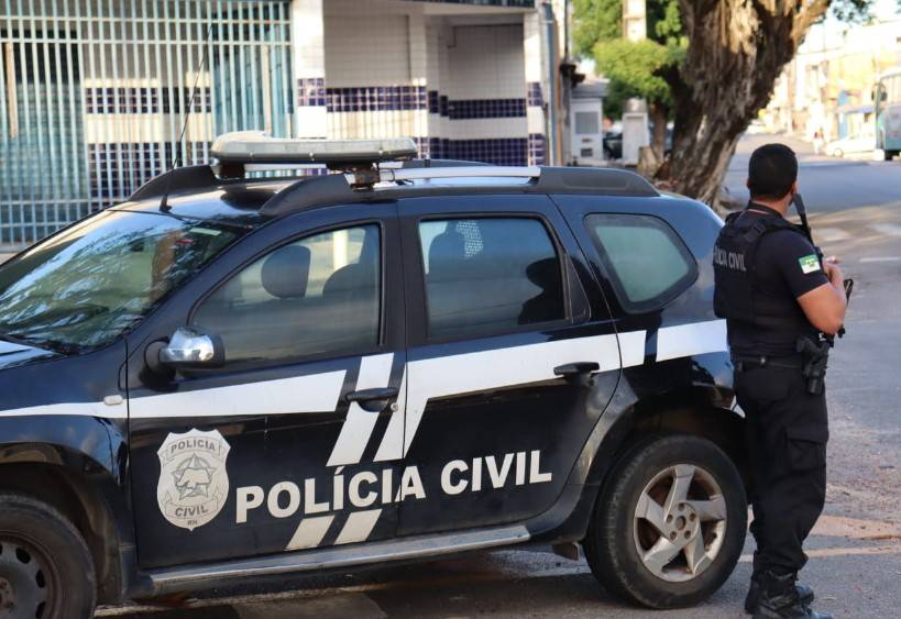 Segundo a Polícia Civil, o suspeito utilizava redes sociais para atrair adolescentes a encontros privados, onde os forçava a consumir drogas ilícitas e bebidas alcoólicas. Foto: PC/ASSECOM