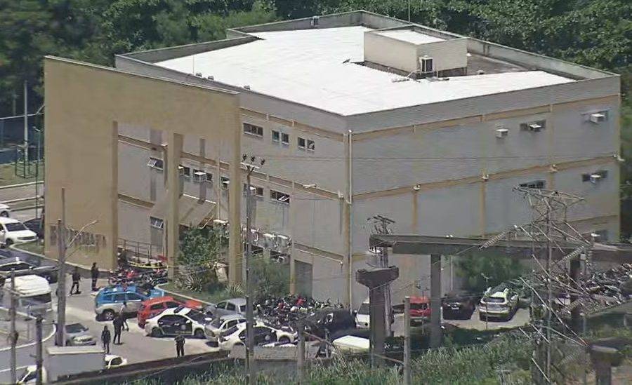 Policial civil atira em colegas em delegacia no RJ — Foto: Reprodução/TV Globo