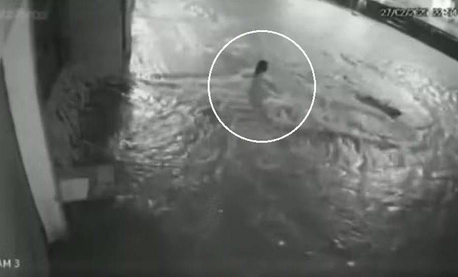 Menina caiu em bueiro durante banho de chuva no Bairro Bom Jardim, em Fortaleza. — Foto: Reprodução