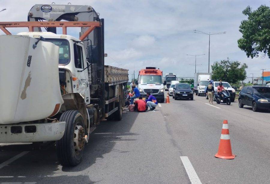 Motociclista morreu após bater na traseira de caminhão parado na BR-101 - Foto: Reprodução