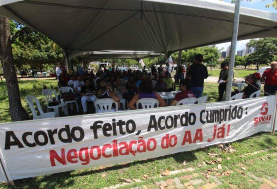 Servidores do Detran em protesto no Centro Administrativo do Estado, onde fica a Governadoria - Foto: Sinai / Reprodução