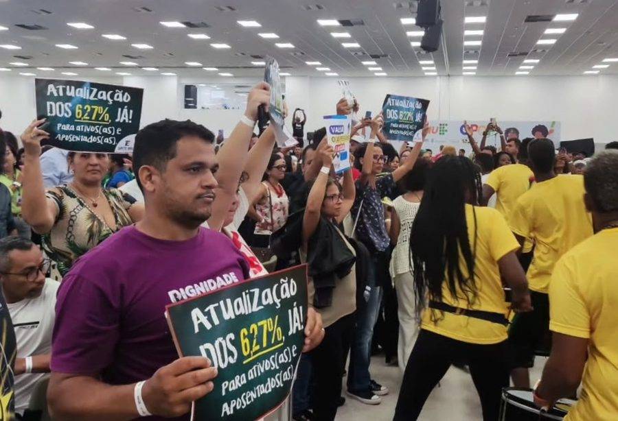 Professores grevistas realizam protesto em evento com ministro Camilo Santana (MEC) em Natal - Foto: Sinte-RN / Reprodução