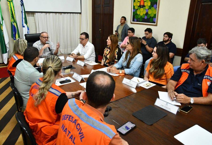 Prefeito Paulinho Freire em reunião com secretários para discutir impacto das chuvas - Foto: Demis Roussos / Prefeitura do Natal