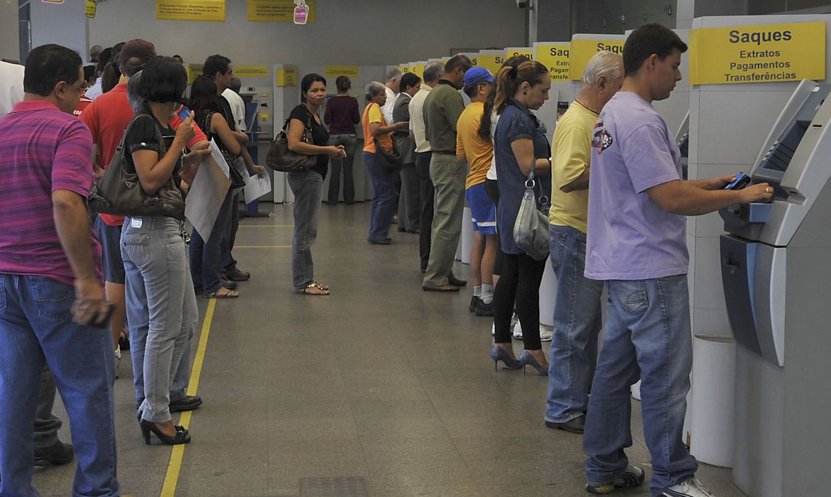 As contas de consumo (água, energia, telefone etc.) e carnês com vencimento em 24 ou 25 de fevereiro poderão ser pagos, sem acréscimo, na quarta-feira (26). Foto: Valter Campanato/ABr