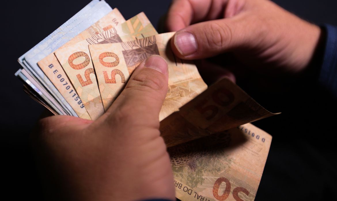 Salário mínimo ideal deveria ser de R$ 5.997,14, aponta pesquisa do Dieese - Foto: Agência Brasil