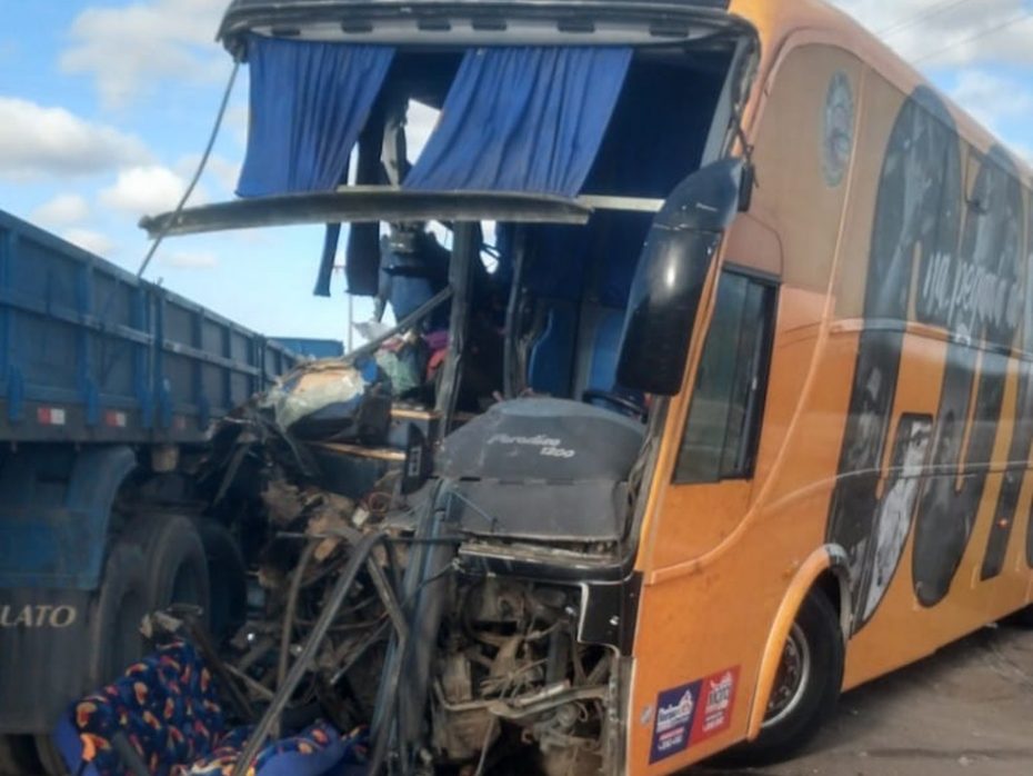 acidente-930x698 Acidente entre ônibus de banda de forró e caminhão deixa um morto no RN