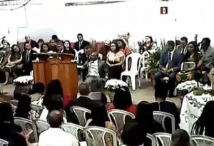 Pastor cai para trás durante um AVC em igreja do ES - Foto: Reprodução