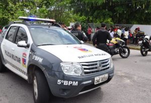 O policial reagiu, atirando de dentro do carro - Foto: Reprodução