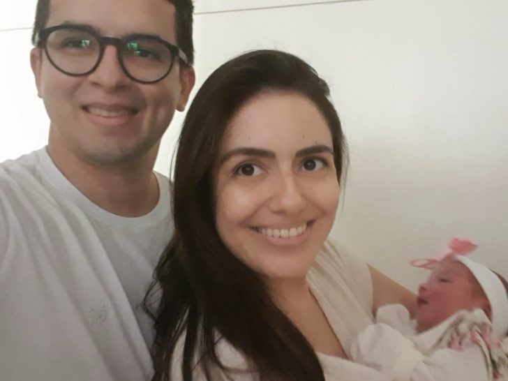 Emanoel Chaves e a esposa, Mariela Costa com a filha Clara, que nasceu em um elevador — Foto: Reprodução/g1